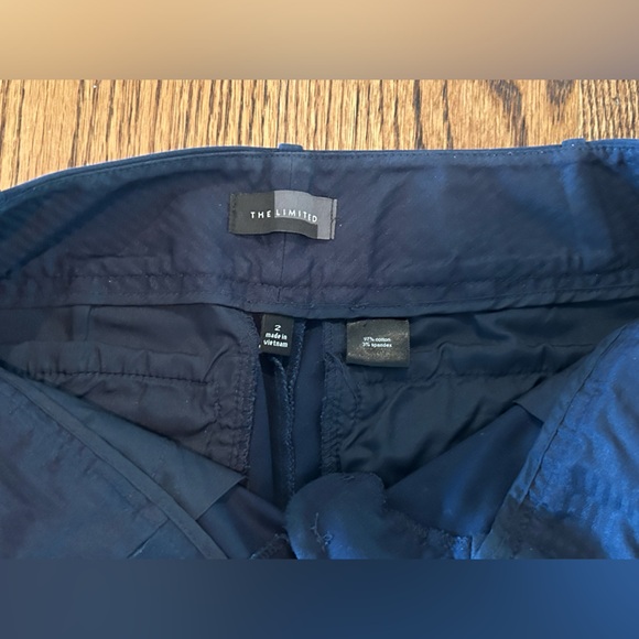 The Limited Navy size 2 short - Picture 2 of 3